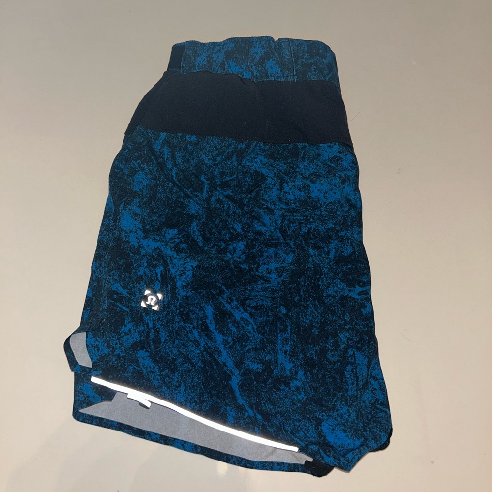 Men’s Lulu Lemon 5” inch lined shorts